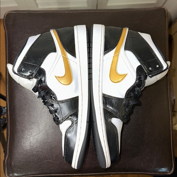 Jordan 1 Mid Patent Black, White & Metallic Gold… - Picture 4 of 11